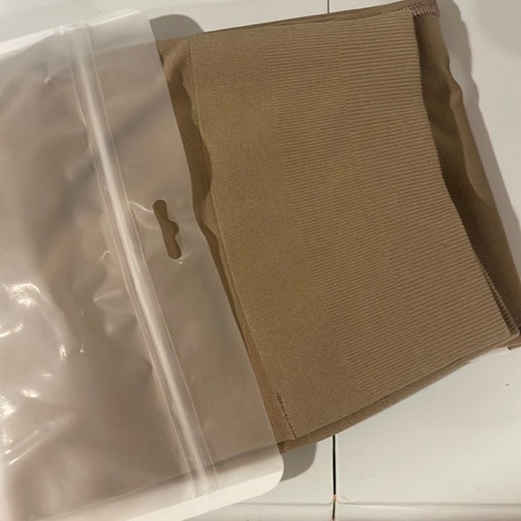 New in bag amplify legging in Chai - Picture 2 of 4